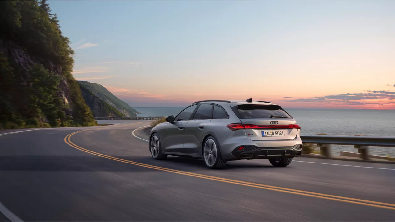 Audi fährt auf einer wäldlichen Straße