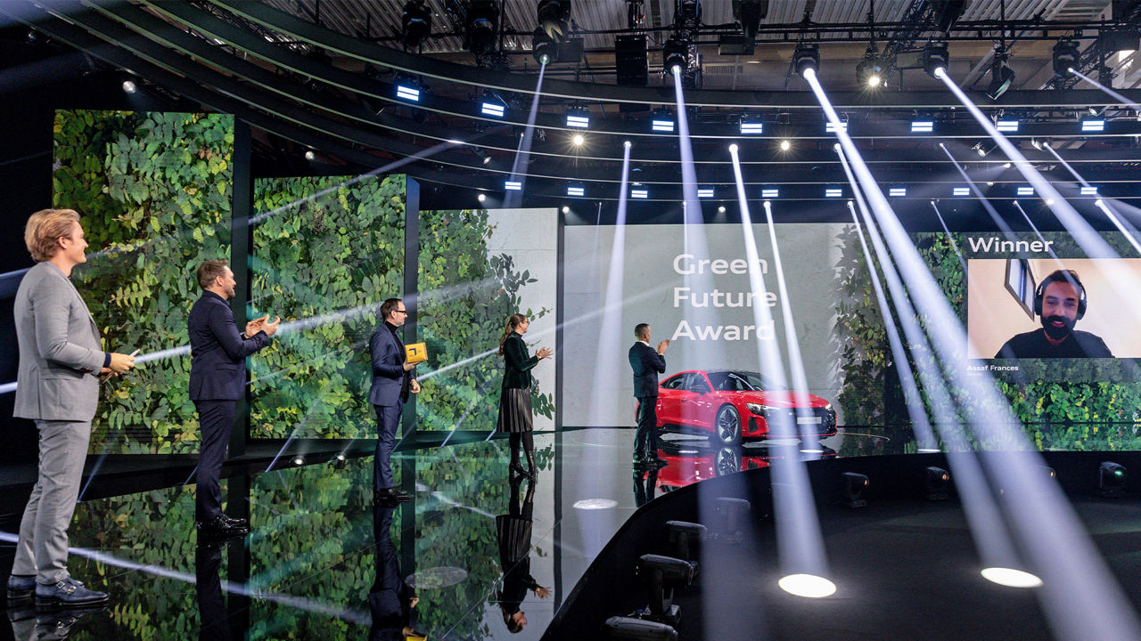 Nico Rosberg, co-fondateur du Greentech Festival, Steven Gätjen, Marco Voigt et Judith Kühn, animateurs du Greentech Festival, ainsi que Henrik Wenders, premier vice-président de la marque Audi (de gauche à droite), lors de la cérémonie de remise des Green Awards organisée à l'occasion de la première mondiale de l'Audi RS e-tron GT et de l'Audi e-tron GT quattro.
