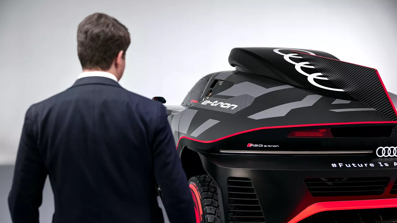 Le bâtiment d'Audi Sport est visible derrière un petit mur.