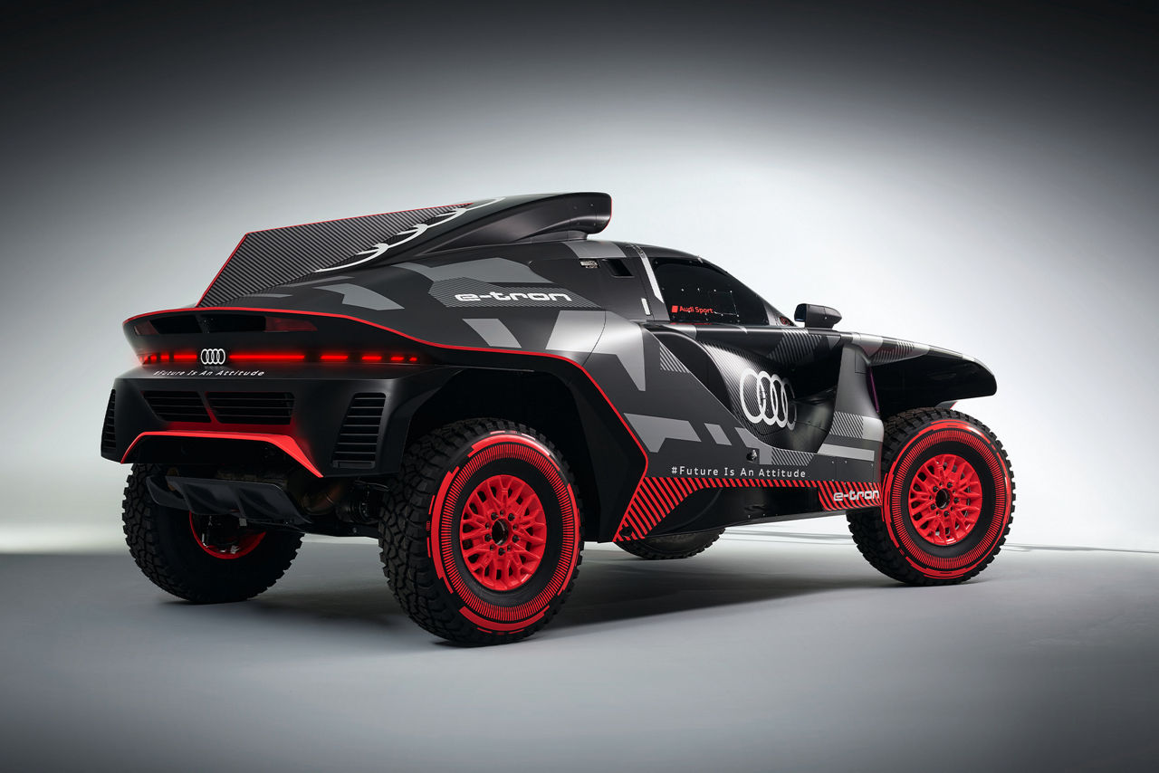 Vue latérale de l'Audi RS Q e-tron noir et rouge. où l'on voit les jantes rouges et les détails des pneus.