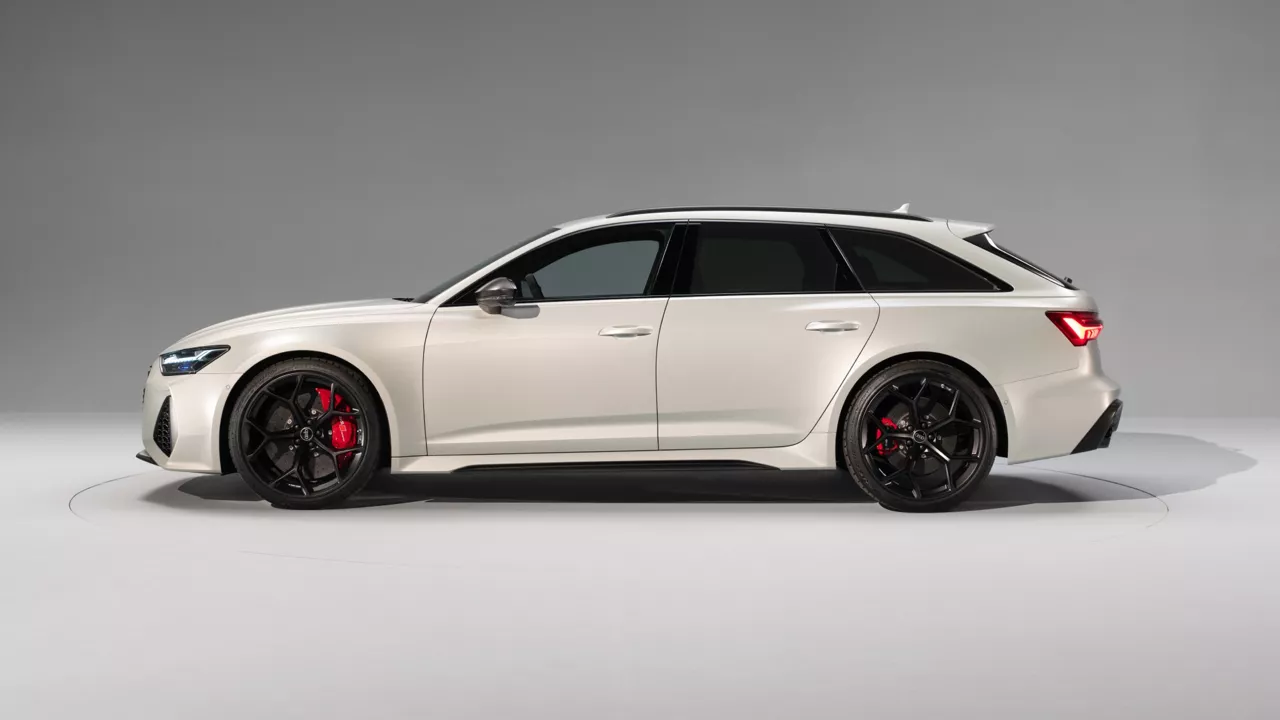 Vue latérale de l'Audi RS 6 Avant performance