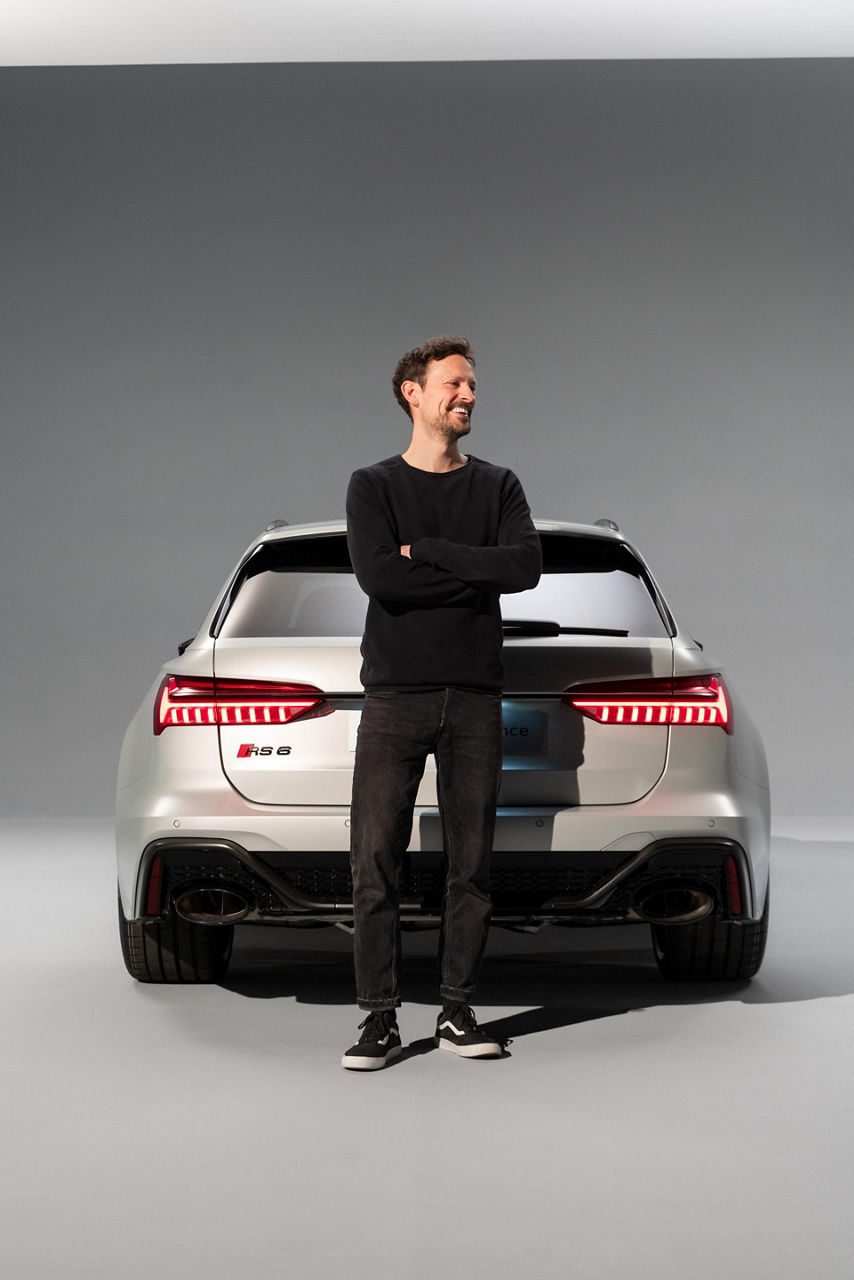 Markus Eberle se tient souriant devant l'arrière de l'Audi RS 6 Avant performance.