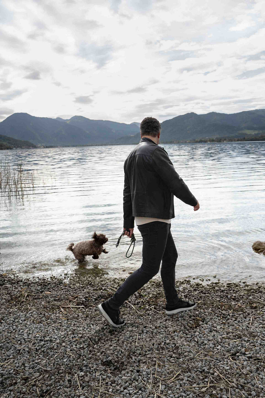 Nils Wollny promène son chien au bord du lac.