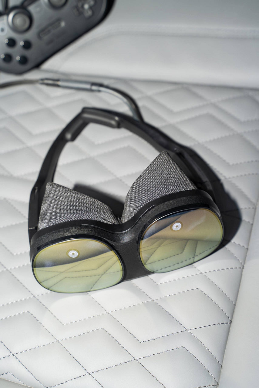 Un casque de réalité virtuelle est posé sur le siège auto.