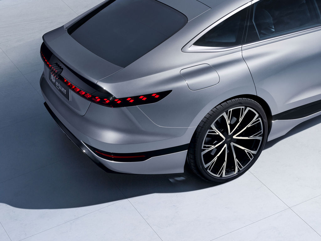 Vue latérale de l'arrière du véhicule, mettant en évidence le muscle quattro sur les passages de roue, qui se transforme en un écran d'affichage numérique à diodes électroluminescentes.