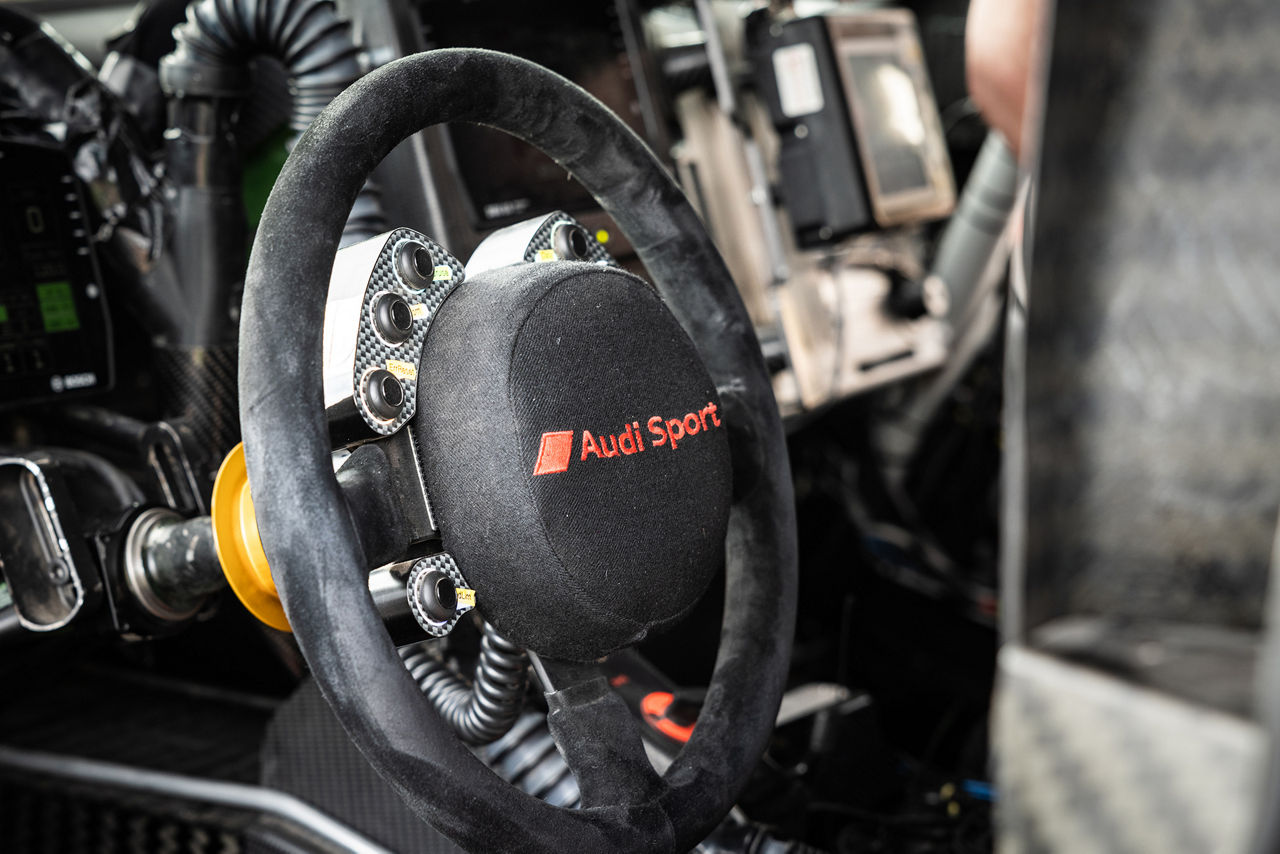 Regardez à l'intérieur du cockpit de l'Audi RS Q e-tron.