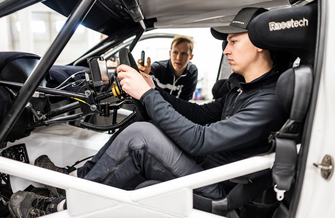 Ekström est assis au volant et parle.