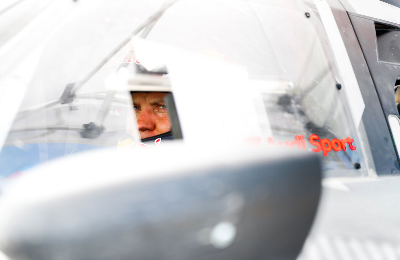 Gros plan sur le visage de Mattias Ekström, assis au volant de sa voiture de rallye.