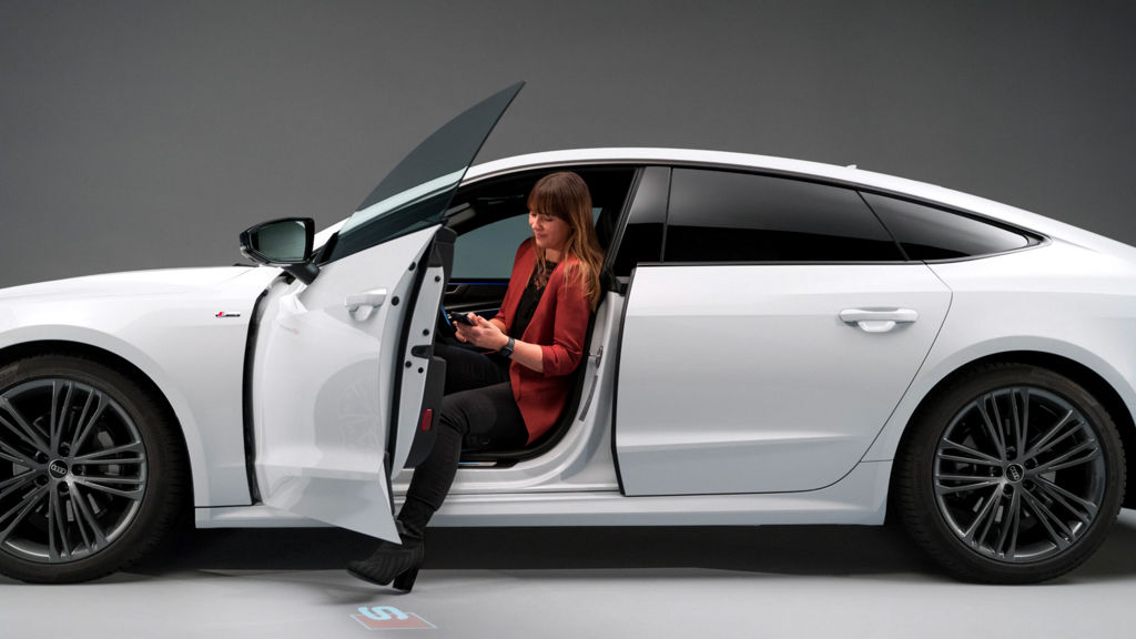 Stephanie Eckardt i en Audi A7 Sportback.