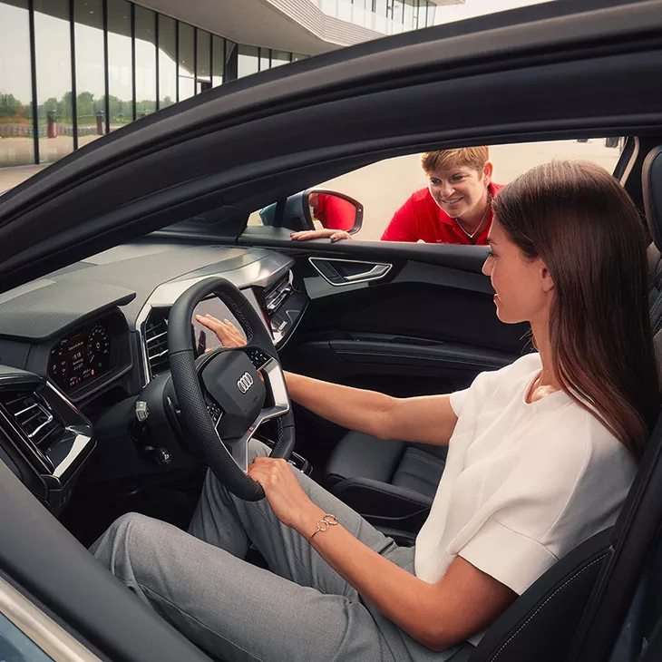 Dame sitter i en Audi