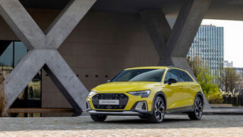Audi A3 allstreet gialla parcheggiata davanti a un edificio