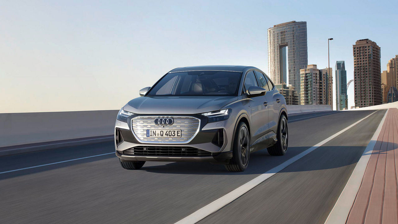 Vista anteriore dell’auto elettrica Audi gamma e-tron lungo una strada