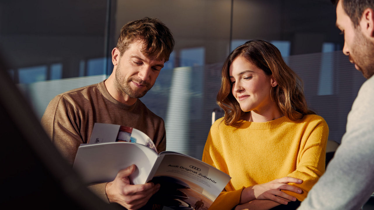 Uomo e donna che leggono un catalogo