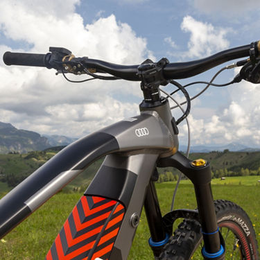 Ripresa ravvicinata del manubrio e delle sospensioni di una mountain bike elettrica Audi.