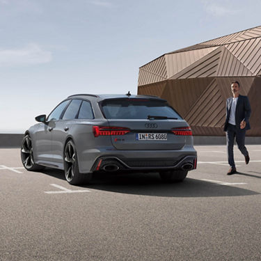 Audi RS 6 Avant performance 後方に向かって美しく流れるルーフライン
