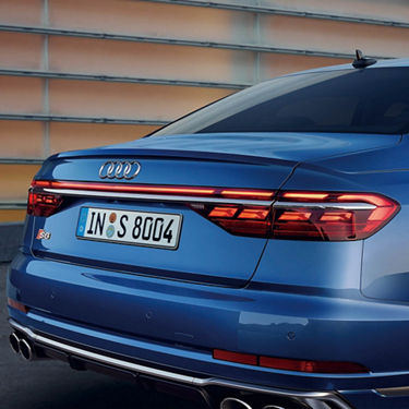 Audi S8 OLEDリヤライトをLEDライトストリップ