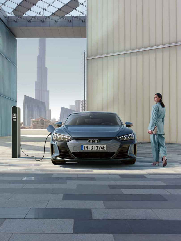 Audi e-tron GTは外出先の様々な場所の急速充電ステーションで速やかに充電が可能*です
