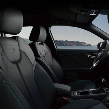 Audi Q2 ドライバーズシートに身を委ね、ハンドルに手を添えた瞬間に感じる上質さ