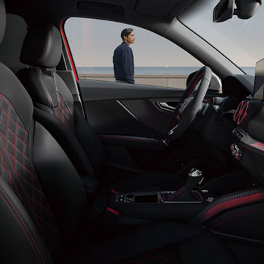 Audi SQ2 ファインナッパレザー製スポーツシート