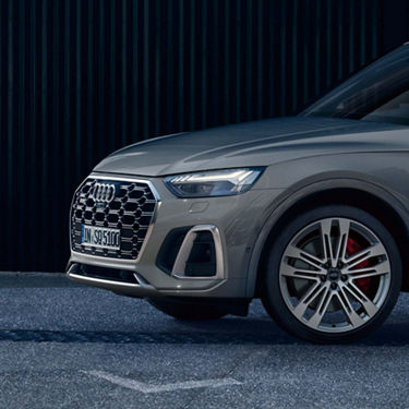 Audi SQ5 専用デザインのバンパー