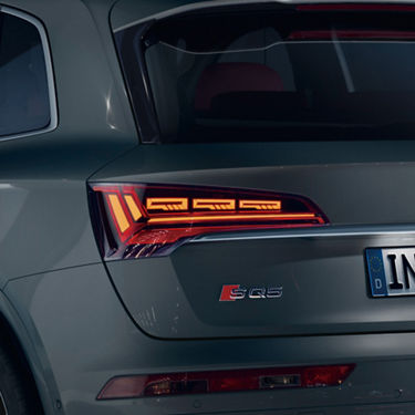 Audi SQ5 マトリクスOLEDリヤライト（有機発光ダイオード）