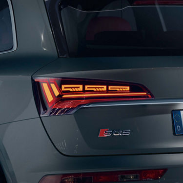 Audi SQ5 マトリクスOLEDリヤライト（有機発光ダイオード）