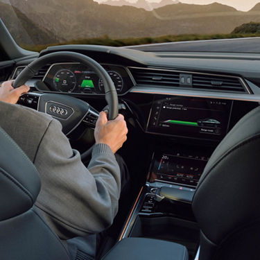 Audi Q8 e-tron 繊細なステアリング操作にもダイレクトかつ精緻に反応