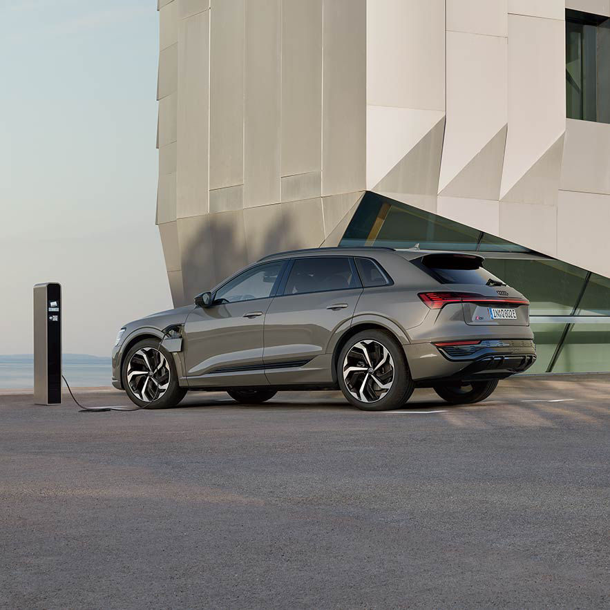 Audi Q8 e-tron > アウディジャパン