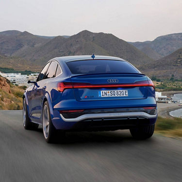 Audi SQ8 Sportback e-tron 滑らかに弧を描くSportbackのシルエット