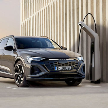 Audi Q8 e-tron ダークAudi rings & ブラックスタイリングパッケージ*
