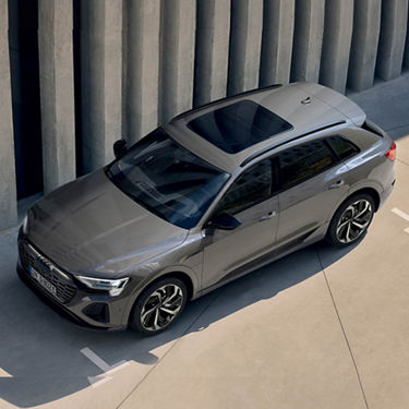 Audi Q8 e-tron パノラマサンルーフ