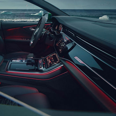 Audi RS Q8 空間の広がりを感じさせる水平基調のダッシュボード
