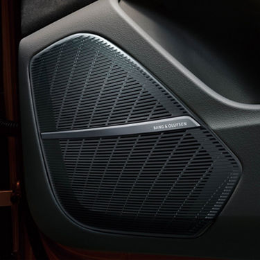 Audi RS Q8 Bang & Olufsen 3D サウンドシステム（17スピーカー）