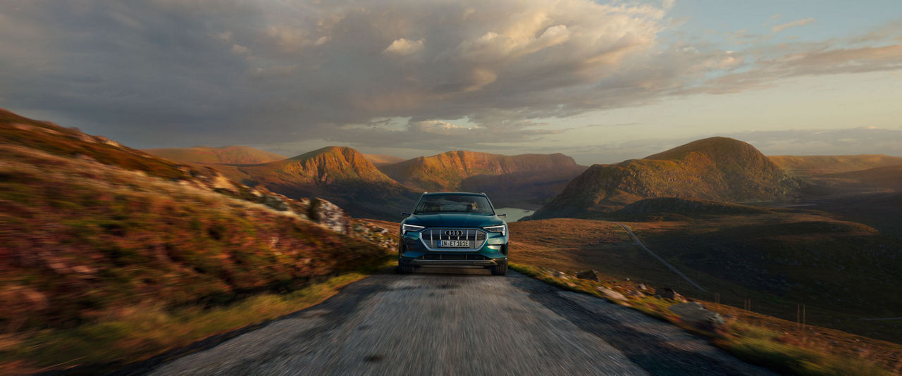 EIn Auto fährt in einer schönen Landschaft