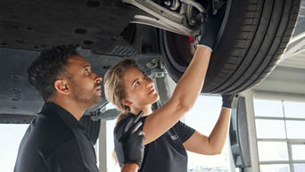 Ein Mann und eine Frau inspizieren einen Audi