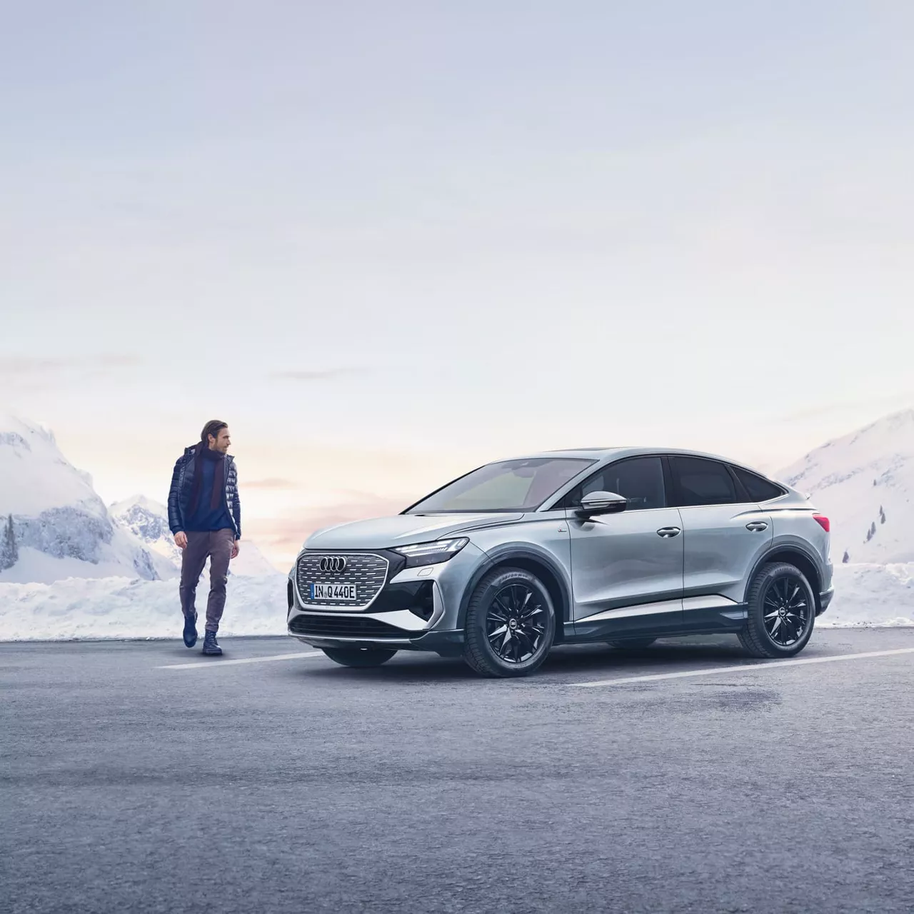 Une Audi Q4 e-tron garée en hiver