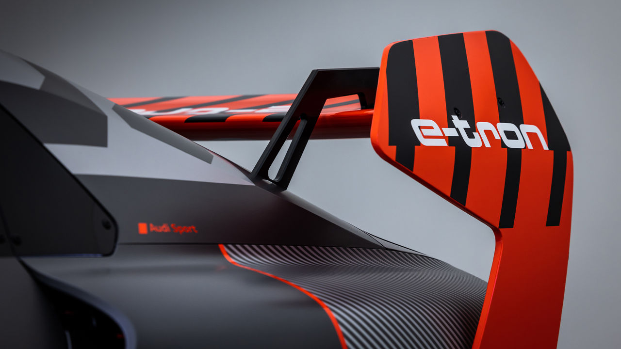 L'aileron de l'Audi S1 e-tron Quattro Hoonitron rappelle le modèle historique : l'Audi Sport S1 Quattro. Un élément iconique que Ken Block a voulu reprendre pour démontrer le potentiel de la mobilité électrique.