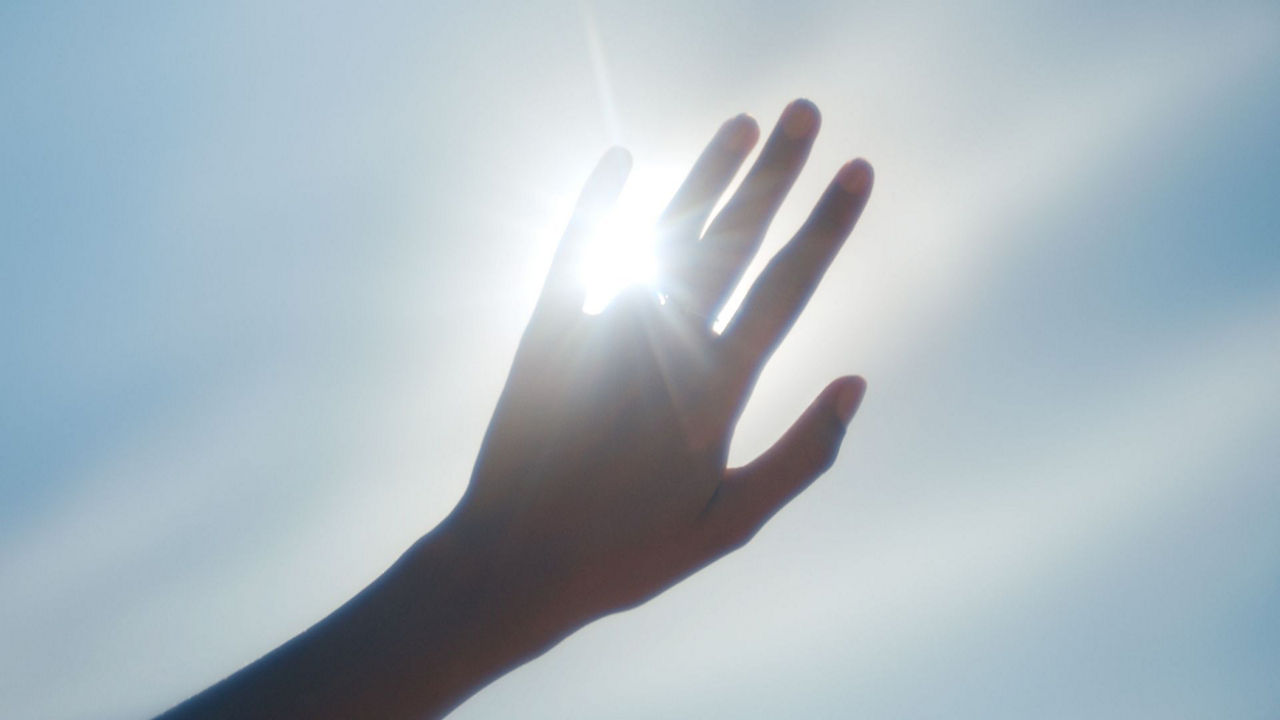 Main dans lumière du soleil