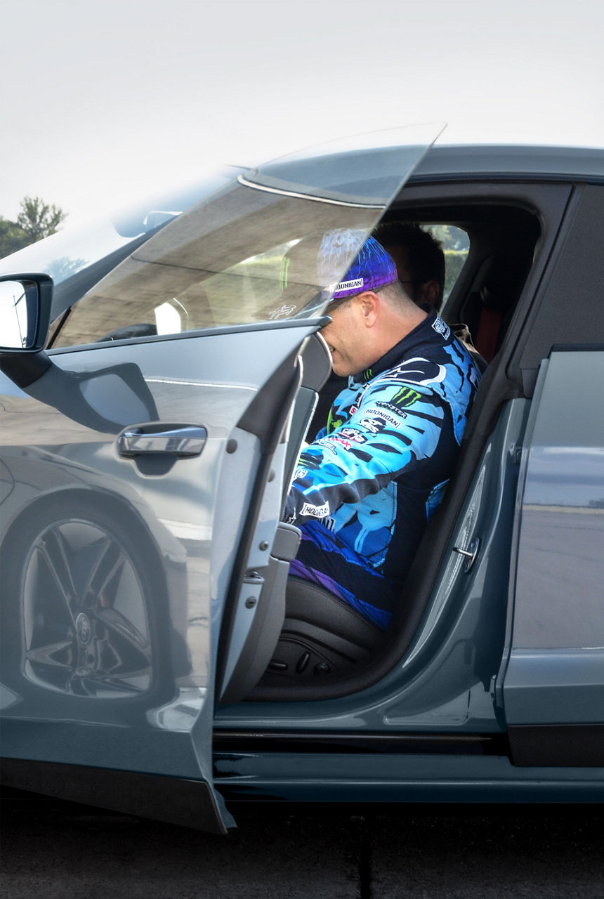 Le premier trajet de Ken Block avec l'Audi RS e-tron GT.