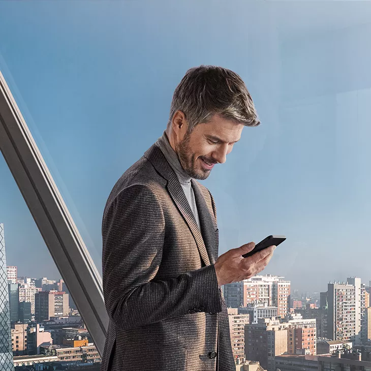 Mann hält Smartphone in der Hand