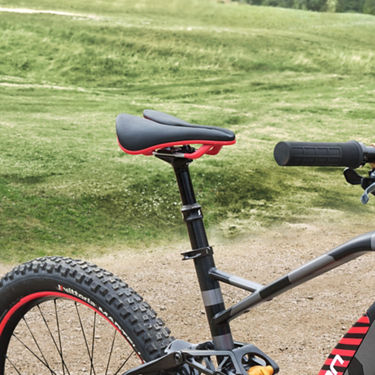 The saddle with remote controlled dropper post of the Audi electric mountain bike