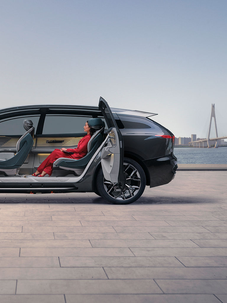 Audi urbansphere concept: widok z boku z otwartymi drzwiami i widokiem wnętrza.