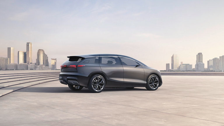 Zdjęcie modelu Audi urbansphere concept: widok z tyłu, ujęcie pod niewielkim kątem.