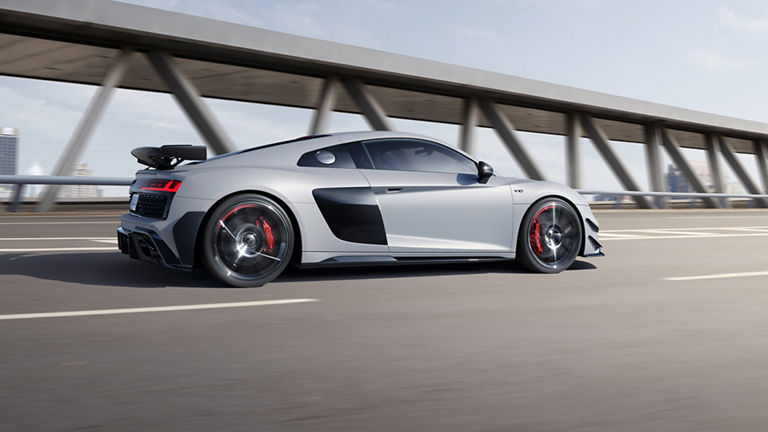 Białe Audi R8 GT na drodze.