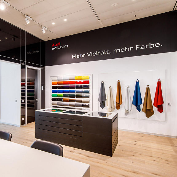 Olika materialprover och färger på väggen i Audi exclusive Studio