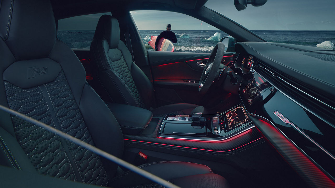 The cockpit of the Audi RS Q8 in red Contour/ambient lighting