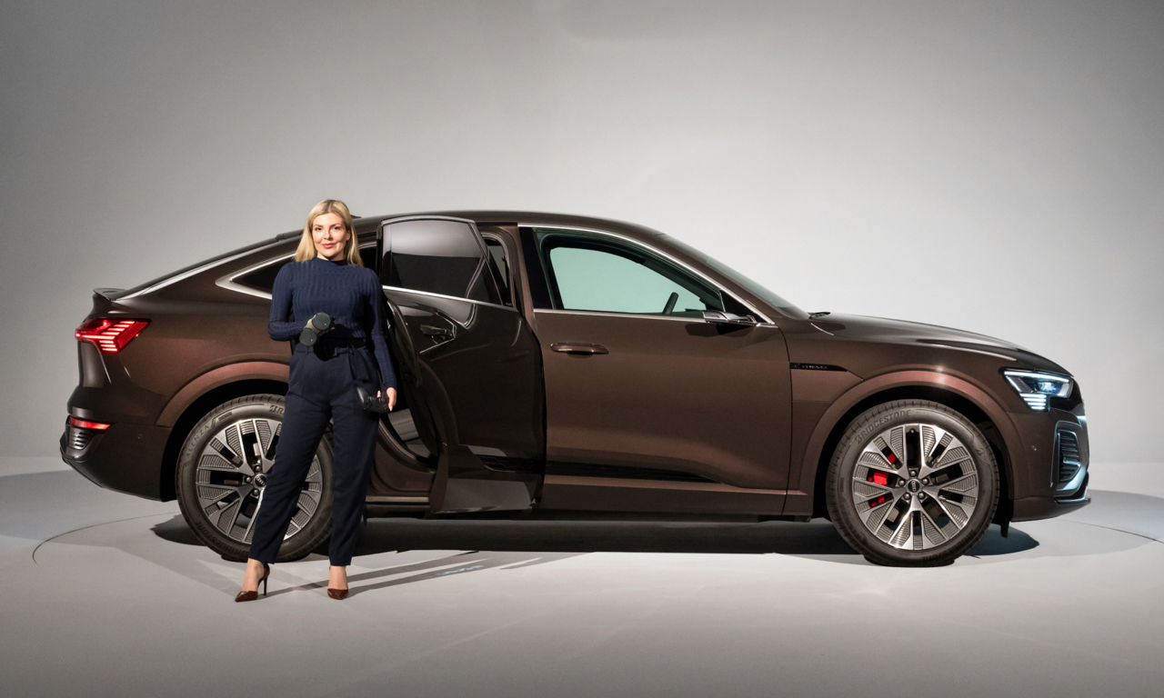 Ellada Kaufhold przed Audi Q8 Sportback e-tron.