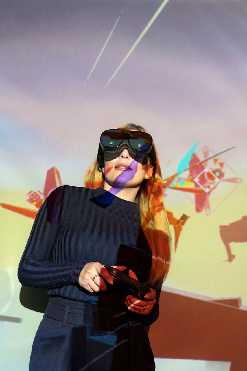 Okulary VR i kontroler Holoride na kolorowej powierzchni.