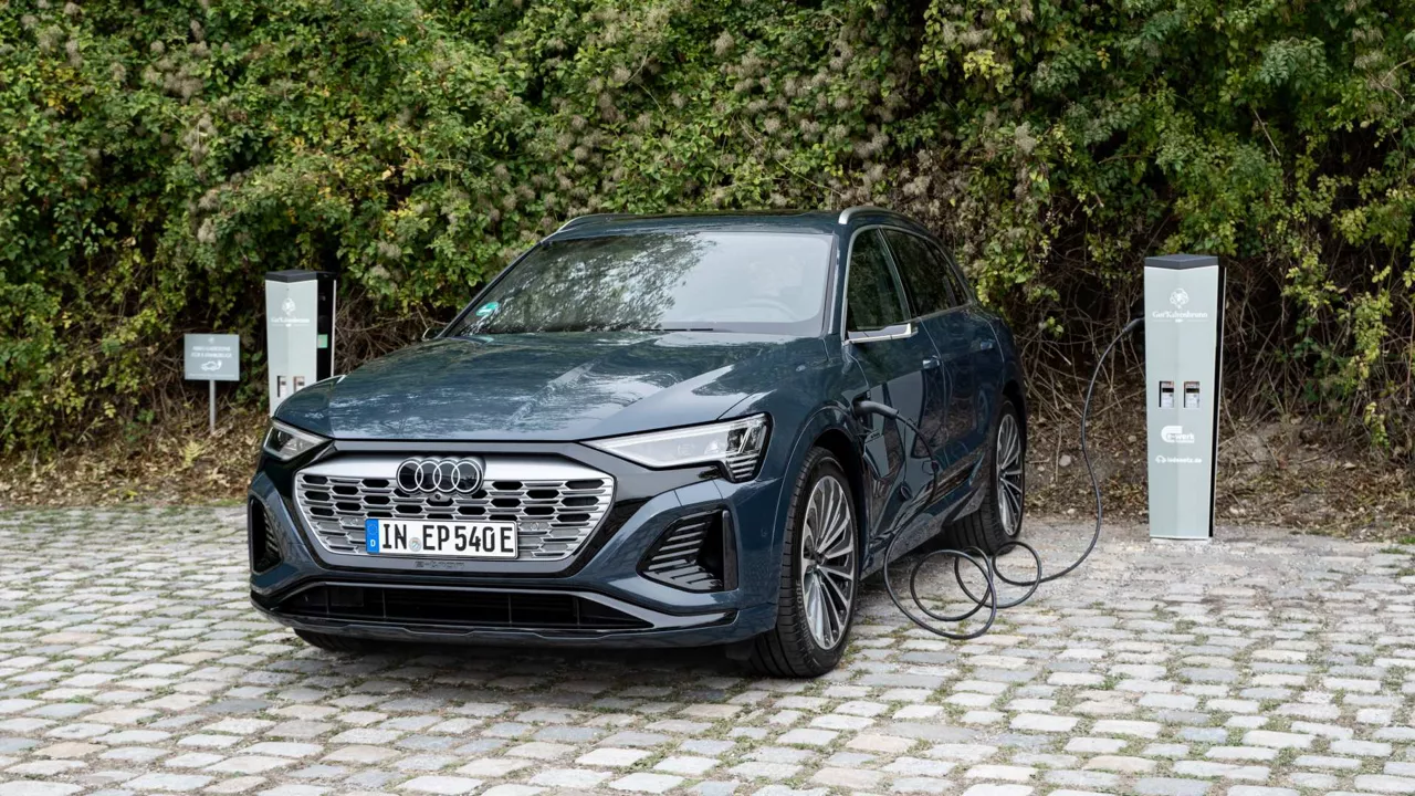 Audi Q8 e-tron podłączone do stacji ładowania.