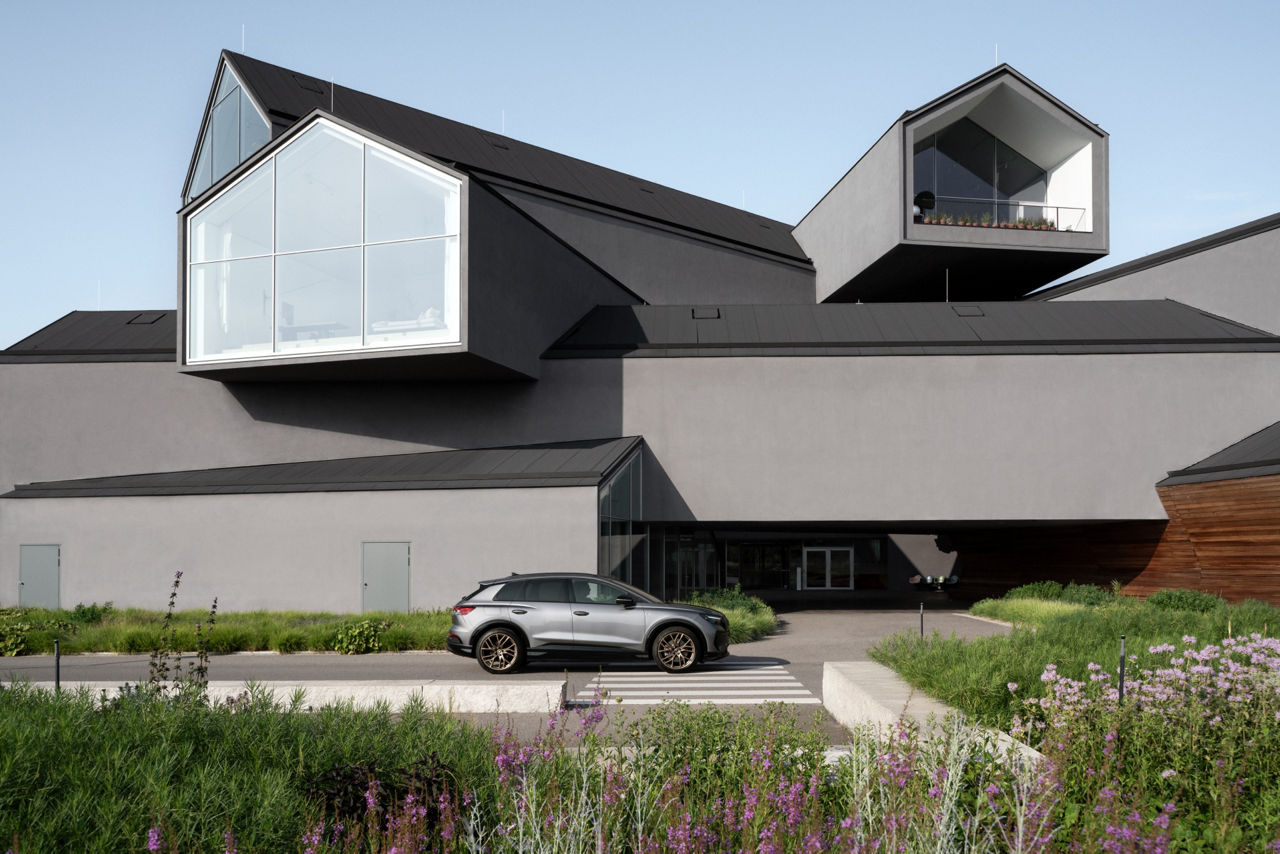Der Audi Q4 e-tron steht vor dem VitraHaus.